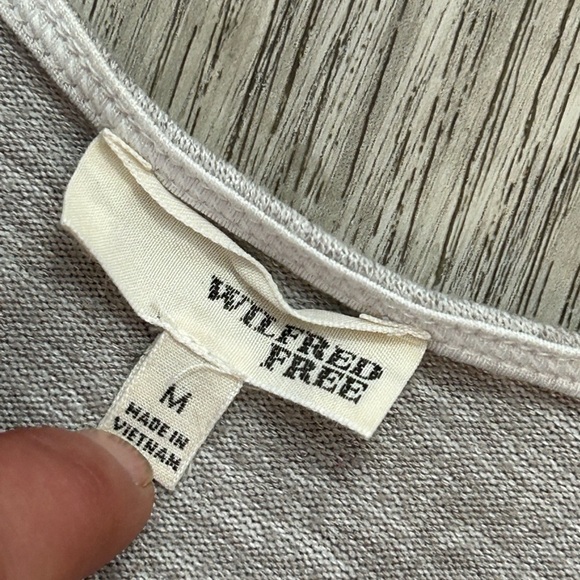 Aritzia Wilfred Free Deep V-Neck Long Sleeve Heathered Grey Crop Top - Picture 3 of 8